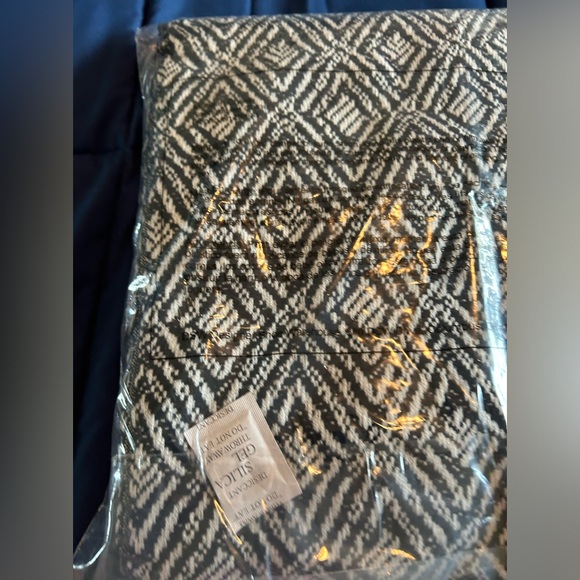 DSW • BLANKET w/ Fringes • 60” x 50” • Black & White • - Picture 2 of 4